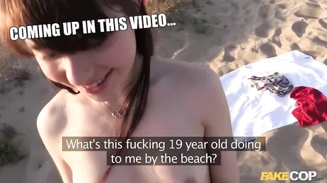 Un policia vicioso la convence para ir juntos a una playa desierta y follar