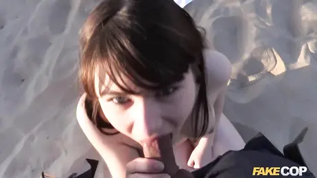 Un policia vicioso la convence para ir juntos a una playa desierta y follar