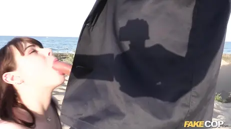 Un policia vicioso la convence para ir juntos a una playa desierta y follar