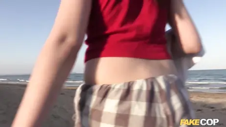 Un policia vicioso la convence para ir juntos a una playa desierta y follar