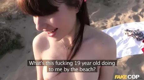 Un policia vicioso la convence para ir juntos a una playa desierta y follar