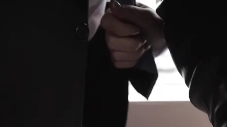 La segretaria mora sa come tenere contento il capo: che seduttrice!