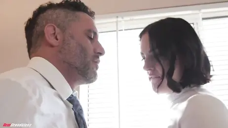 La segretaria mora sa come tenere contento il capo: che seduttrice!