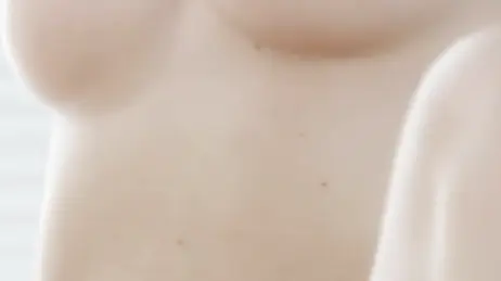 Se sienta encima de la polla de su novio mientras el chico lame sus pezones