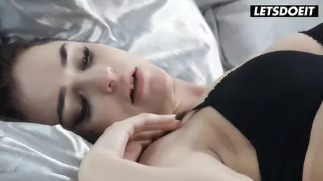Se sienta encima de la polla de su novio mientras el chico lame sus pezones