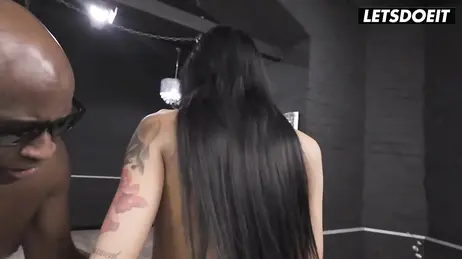 Die brünette Adelle Sabelle ist ganz verrückt nach dem schwarzen Schwanz ihres Freundes in ihrem Arsch.