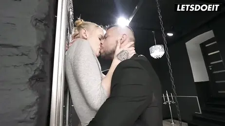 Sumisión porno caliente: rubia viciosa obedece todas las órdenes de su amo