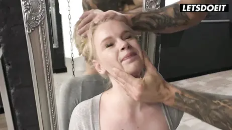 Sumisión porno caliente: rubia viciosa obedece todas las órdenes de su amo