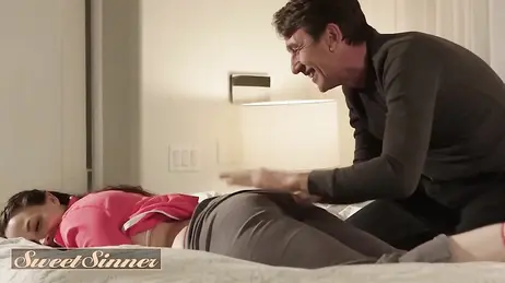 Ihr Stiefvater lädt sie auf ein Glas Wein ein und die beiden landen schließlich in wildem Sex.