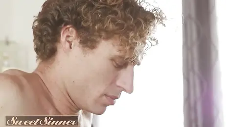 Mi madrastra me hace una paja con las tetas en cuanto nos quedamos a solos