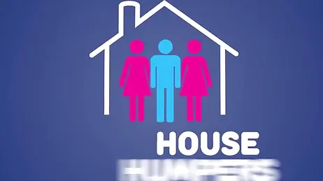 La padrona di casa ha un seno stupendo e indossa una minigonna attillatissima!