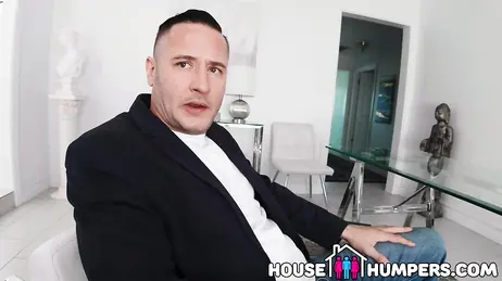La padrona di casa ha un seno stupendo e indossa una minigonna attillatissima!