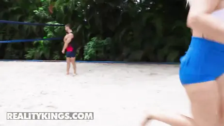 En jouant au volley-ball avec ses amies, elle attire tous les regards grâce à ses courbes.