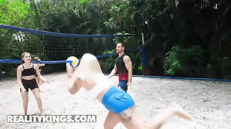 En jouant au volley-ball avec ses amies, elle attire tous les regards grâce à ses courbes.