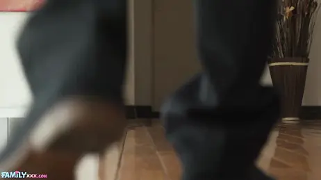 Su prima está pasando unos dias en casa y parece disfrutar sin tabues