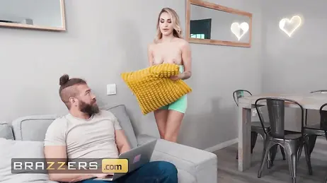 Mia sorella minore si presenta davanti a me con il seno scoperto: vuole qualcosa!!