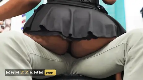 La parrucchiera nera mi mette il seno in faccia: lo scoprirà presto!!
