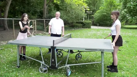 Deux jeunes femmes nymphomanes font l'amour en riant avec le retraité chanceux.