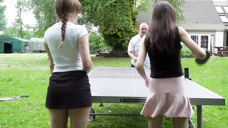 Deux jeunes femmes nymphomanes font l'amour en riant avec le retraité chanceux.
