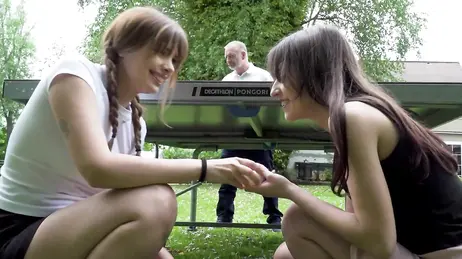 Deux jeunes femmes nymphomanes font l'amour en riant avec le retraité chanceux.