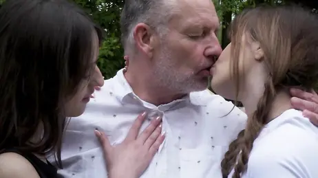 Deux jeunes femmes nymphomanes font l'amour en riant avec le retraité chanceux.