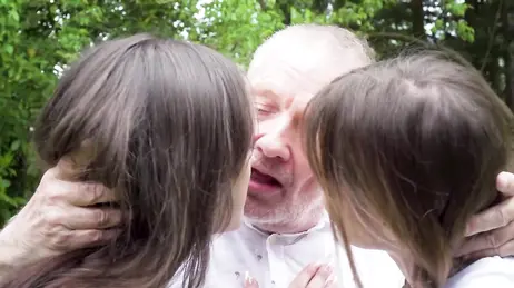 Deux jeunes femmes nymphomanes font l'amour en riant avec le retraité chanceux.