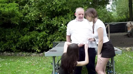 Deux jeunes femmes nymphomanes font l'amour en riant avec le retraité chanceux.