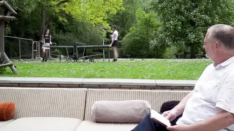 Deux jeunes femmes nymphomanes font l'amour en riant avec le retraité chanceux.