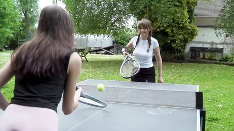 Deux jeunes femmes nymphomanes font l'amour en riant avec le retraité chanceux.