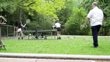 Deux jeunes femmes nymphomanes font l'amour en riant avec le retraité chanceux.