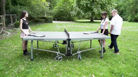 Deux jeunes femmes nymphomanes font l'amour en riant avec le retraité chanceux.
