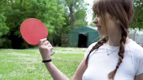Deux jeunes femmes nymphomanes font l'amour en riant avec le retraité chanceux.