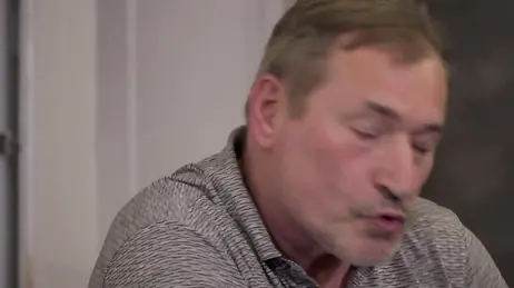Se meten mano delante del abuelo y, entre risas, le obsequian con una paja