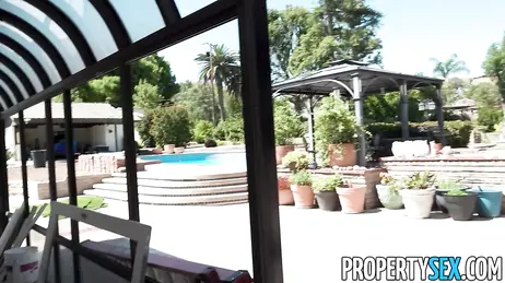 La guapa propietaria de la casa se deja follar y acaba con la cara llena de lefa