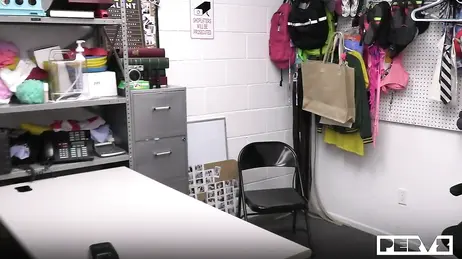 Zorrita veinteañera follada por el guardia tras ser pillada robando