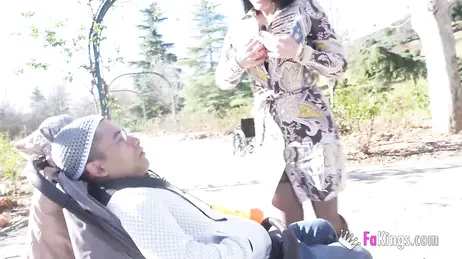 De Spaanse MILF Sandra V neukt voorzichtig een gehandicapte jongen.