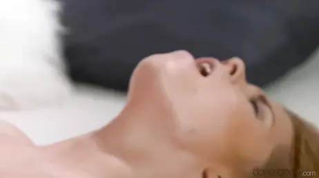 L'épouse infidèle est tellement excitée qu'elle dévore sans pitié le pénis de son amant