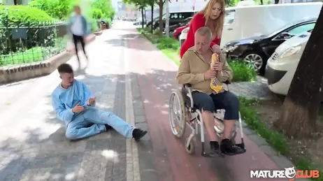Una donna matura e senza scrupoli ha un rapporto sessuale con uno sconosciuto davanti al marito disabile.