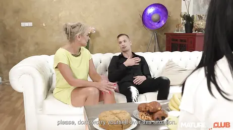 Me follo a la madre de mi novia mientras mi suegro y mi novia miran