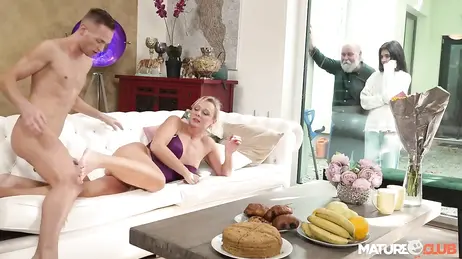 Me follo a la madre de mi novia mientras mi suegro y mi novia miran