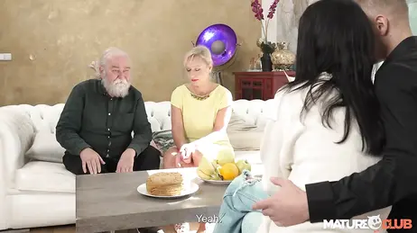 Me follo a la madre de mi novia mientras mi suegro y mi novia miran