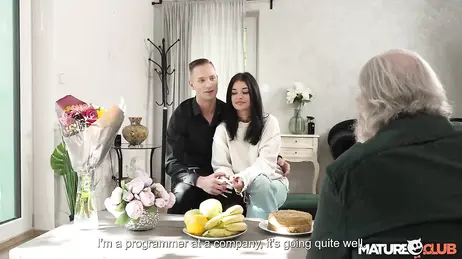 Me follo a la madre de mi novia mientras mi suegro y mi novia miran