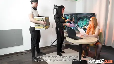 Einen selbstgedrehten Pornofilm mit der reifen Nachbarin drehen: Was für eine Schlampe!