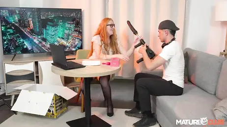 Einen selbstgedrehten Pornofilm mit der reifen Nachbarin drehen: Was für eine Schlampe!