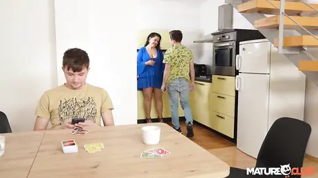 Un ami mal intentionné couche avec la mère de son collègue pendant que le garçon est dans sa chambre.