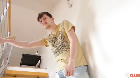 Un ami mal intentionné couche avec la mère de son collègue pendant que le garçon est dans sa chambre.