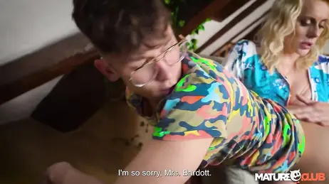Maar wat doe je met je lul in mijn taart, jij smerige pervert?
