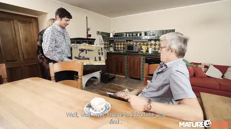 Dorme con la vicina divorziata e dà al nonno il permesso di guardare.