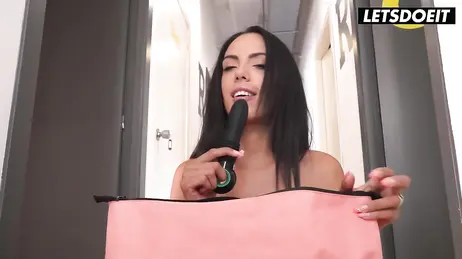 Latina viciosa se masturba en el pasillo del hotel ... hasta que se la follan!