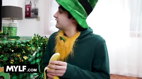 Ricordando la scopata inaspettata che la mia matrigna mi ha dato il giorno di San Patrizio